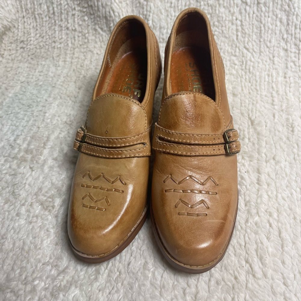 Turf shoe Made in Brazil leather tan slip on 2” block heels SZ5